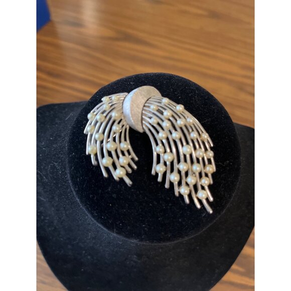 Crown Trifari faux pearl spray brooch and matching earrings vintage - Picture 2 of 7